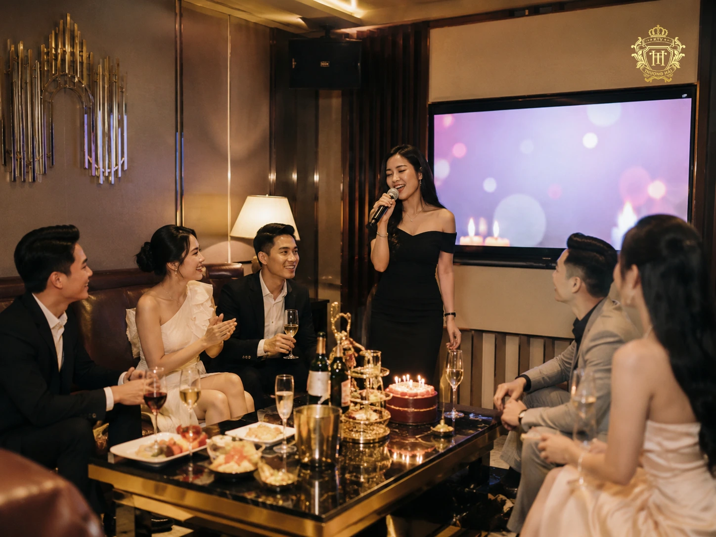 Trải nghiệm ăn uống và giải trí trong phòng karaoke riêng tư