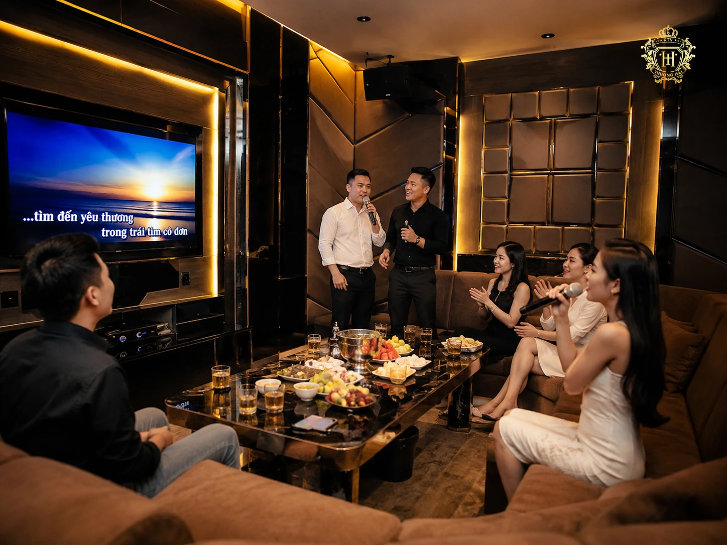 Khách VIP trải nghiệm phòng karaoke khép kín tại Hà Nội